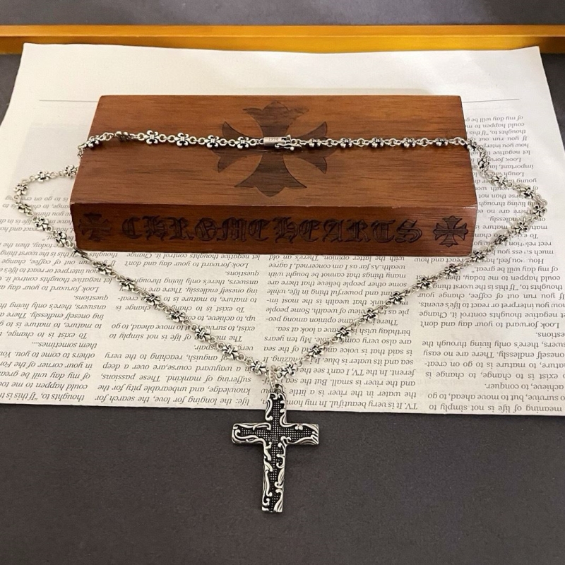 Ch*0me He**ts necklaces